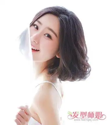 圆脸偏分内扣短发发型