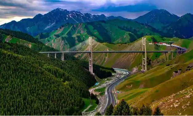 线路:阿拉山口8点出发,经过乌图布拉格,博乐市,11点抵达赛里木湖.