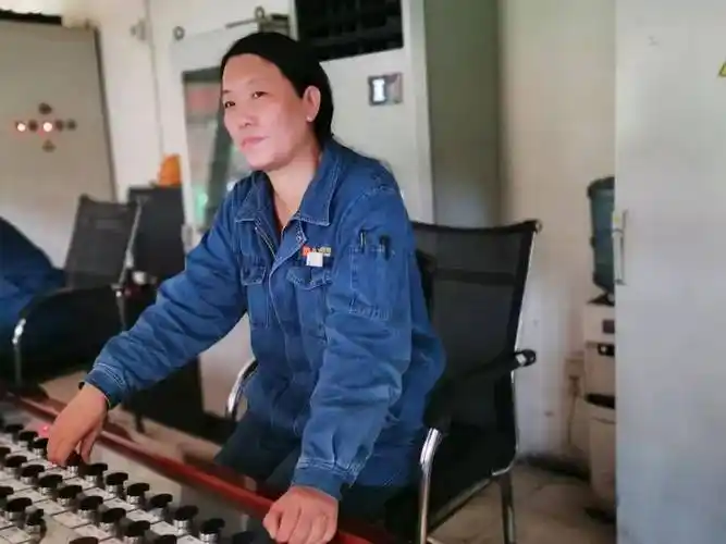 【节日坚守】坚守一线岗位 彰显女工风采_工作_操作台_生产线