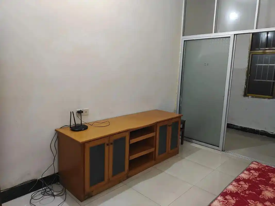 章贡区沙石峰山大道厂房办公楼单间套间出租图片上这两套单间租600一