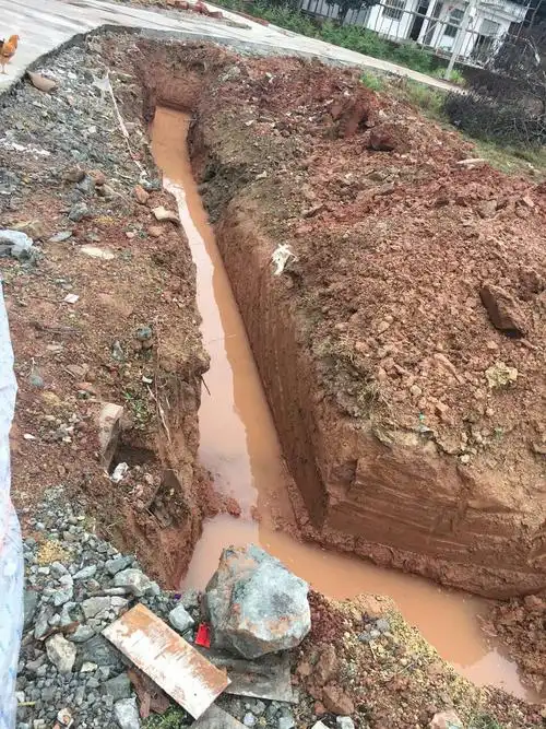 休闲广场挖排水沟