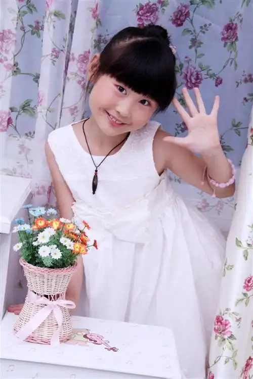 我是一个10岁的小女孩,大家称我为歌神,长的也行,学过3年中国舞,3年