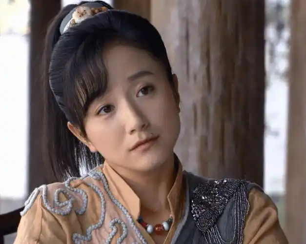 吕青橙看起来很娇小,但蕴藏着巨大的能量和对恋人满满的爱,能为爱走