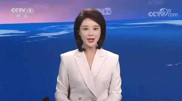 剪掉标志性刘海,全新造型首秀《新闻30分》更显女主播气质_朝闻_天下