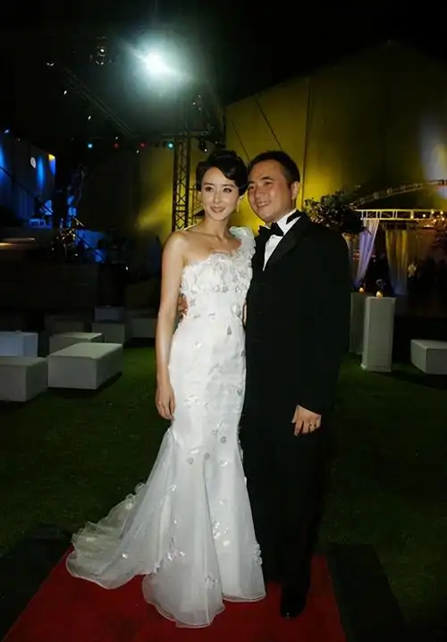 44岁胡静晒照庆结婚15周年富豪老公发量稀疏夫妻同框像两代人