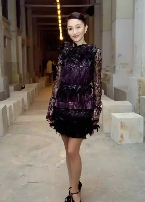 周迅虽然穿的很少,但是侧面的钢板造型有点过于简单了,好在气场强大