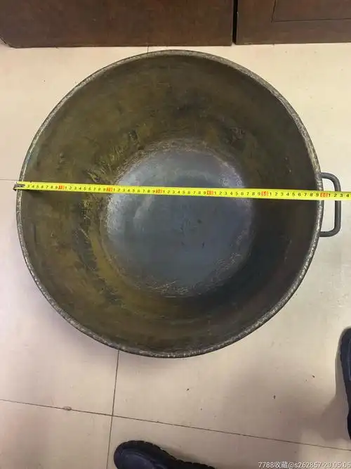 刚收来的行军打仗用的黄铜大锅
