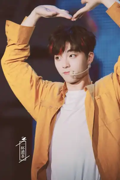 原创百分九挑战花式比心林彦俊太有创意范丞丞用力过猛坤坤可爱