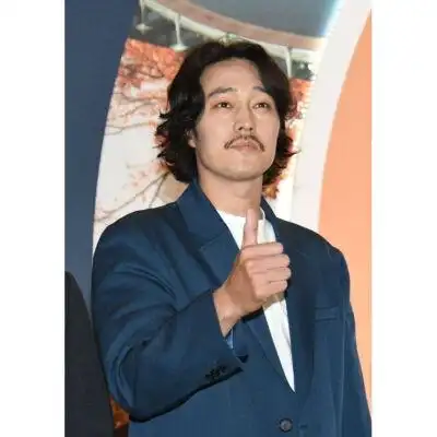 播出的「主君的太阳」里的"朱中元"形成强烈对比,雅痞绅士变时髦大叔