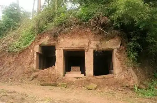 在楚雄禄丰县和平镇和金山镇等地带,分布着一些清朝时候留下的古墓葬.