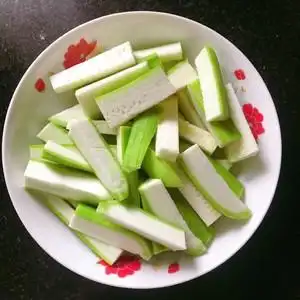 丝瓜去皮切细条.蒜,姜切片,葱切段.