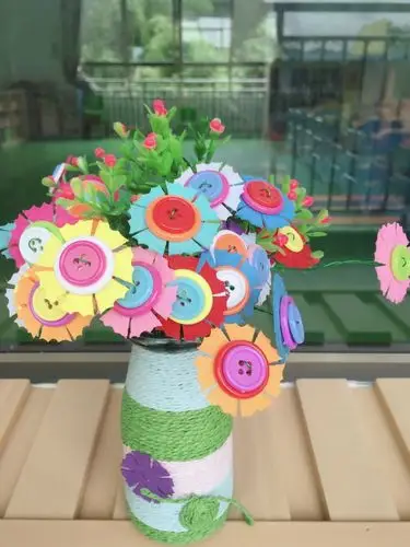 信丰县大桥镇幼儿园苗苗二班"小小废旧物 变身大改造"亲子手工制作