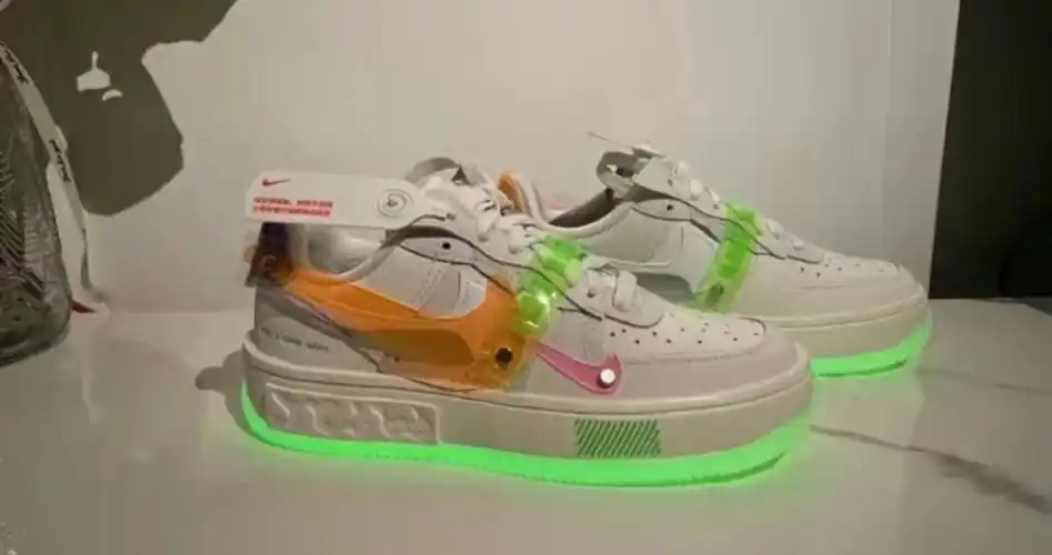 有了这双会发光的电竞鞋,你就是夜晚最靓的仔啦#电竞鞋 #夜光 #独特