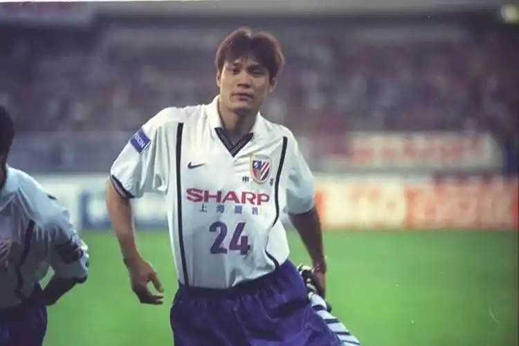 上海申花看台扔水瓶队长范志毅训斥球迷95甲a这画面太经典