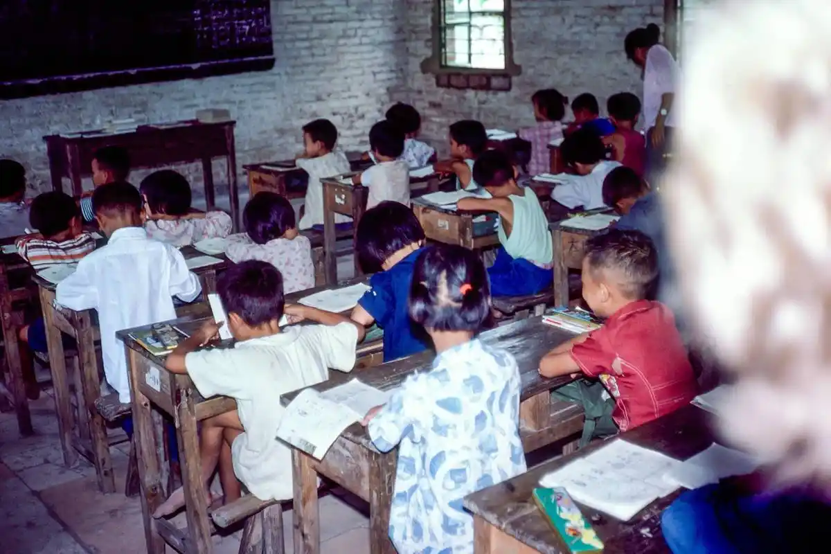 年的广州,由外国摄影人julian humphrey拍摄,在郊外的一所农村小学内