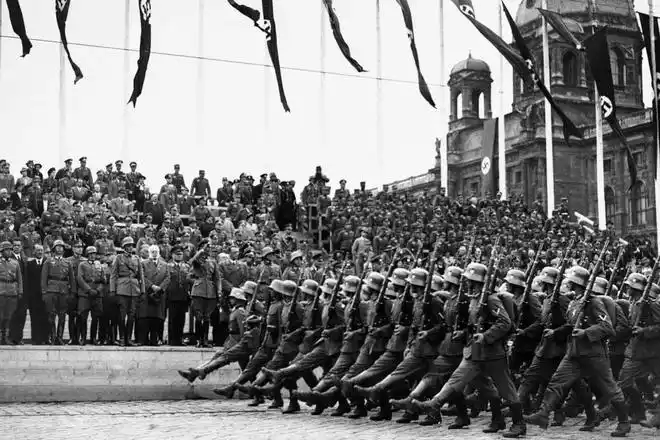 德国大阅兵与德国相比,意大利就显得比较搞笑了,不论是一战还是二战