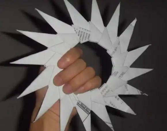 童年折过的纸飞镖,小时候小男孩手拿着一个折纸飞镖,别提有多神气了!