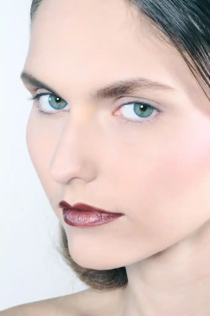 室射击的美女画像的漂亮的绿色眼睛年轻和富有表现力的妇女,在灰色的