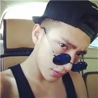 哥就是这么拽 霸气拽向墨镜男头