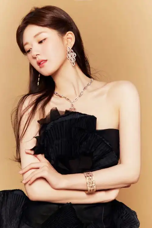 赵露思盛开的黑色玫瑰