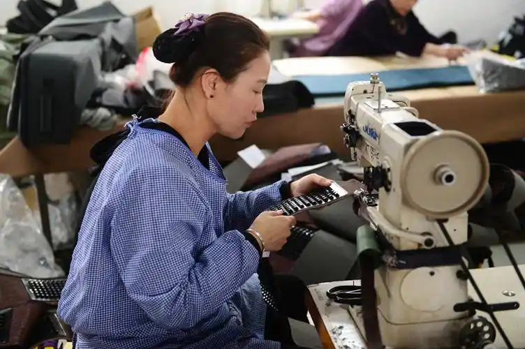 河北白沟:箱包产业提档升级 抢滩国际市场