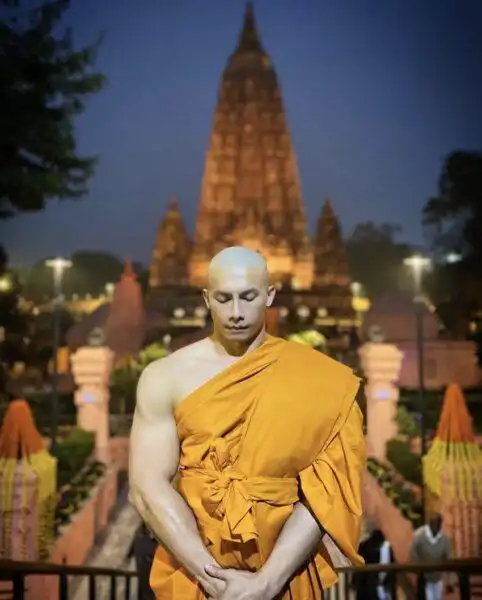 被网友称为「最帅泰国和尚」(图片来源:ig@jeansashi88)