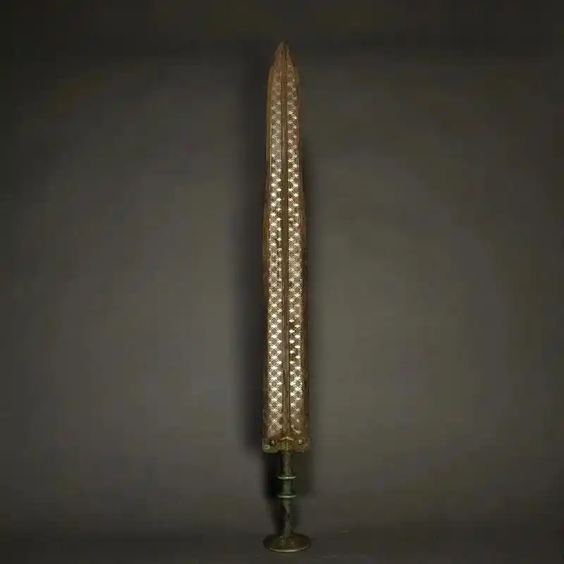 春秋晚期以后,青铜剑的制作达到成熟.此时的 - 抖音