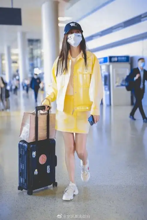 夹克和短裙是来自alberta ferretti 2021春夏高级成衣,清新的黄色让人