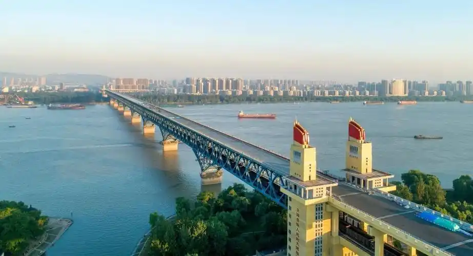 南京长江大桥,完全由我国独立设计建造,采用连续梁结构,最大单跨达160