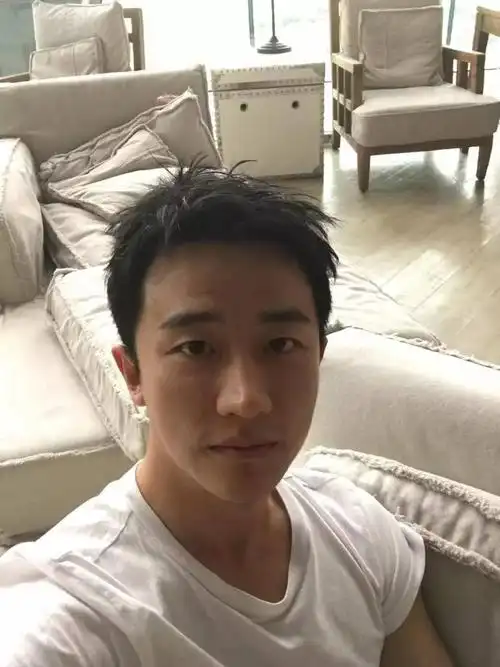 如果条件允许,就把小清新跟荷尔蒙二合一的黄轩收入后宫吧