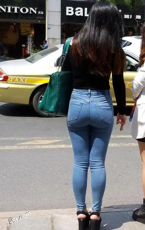 丰满翘臀美女,紧身牛仔裤,完美的展现好身材!|街拍_网易订阅