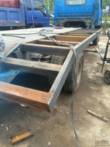 小挖机板车改装作业