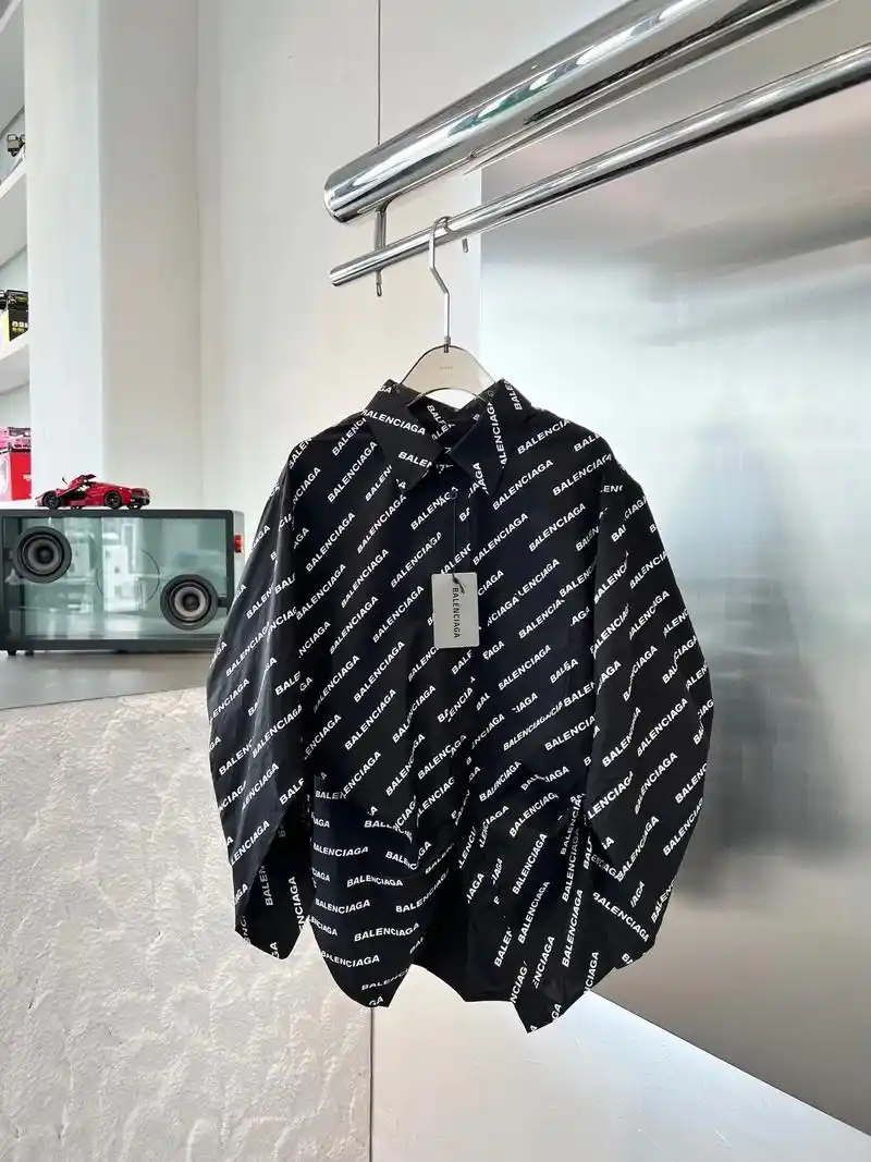 巴黎世家 字母印花荡领 扭结衬衫 女款.巴黎世家|字母印花荡 - 抖音