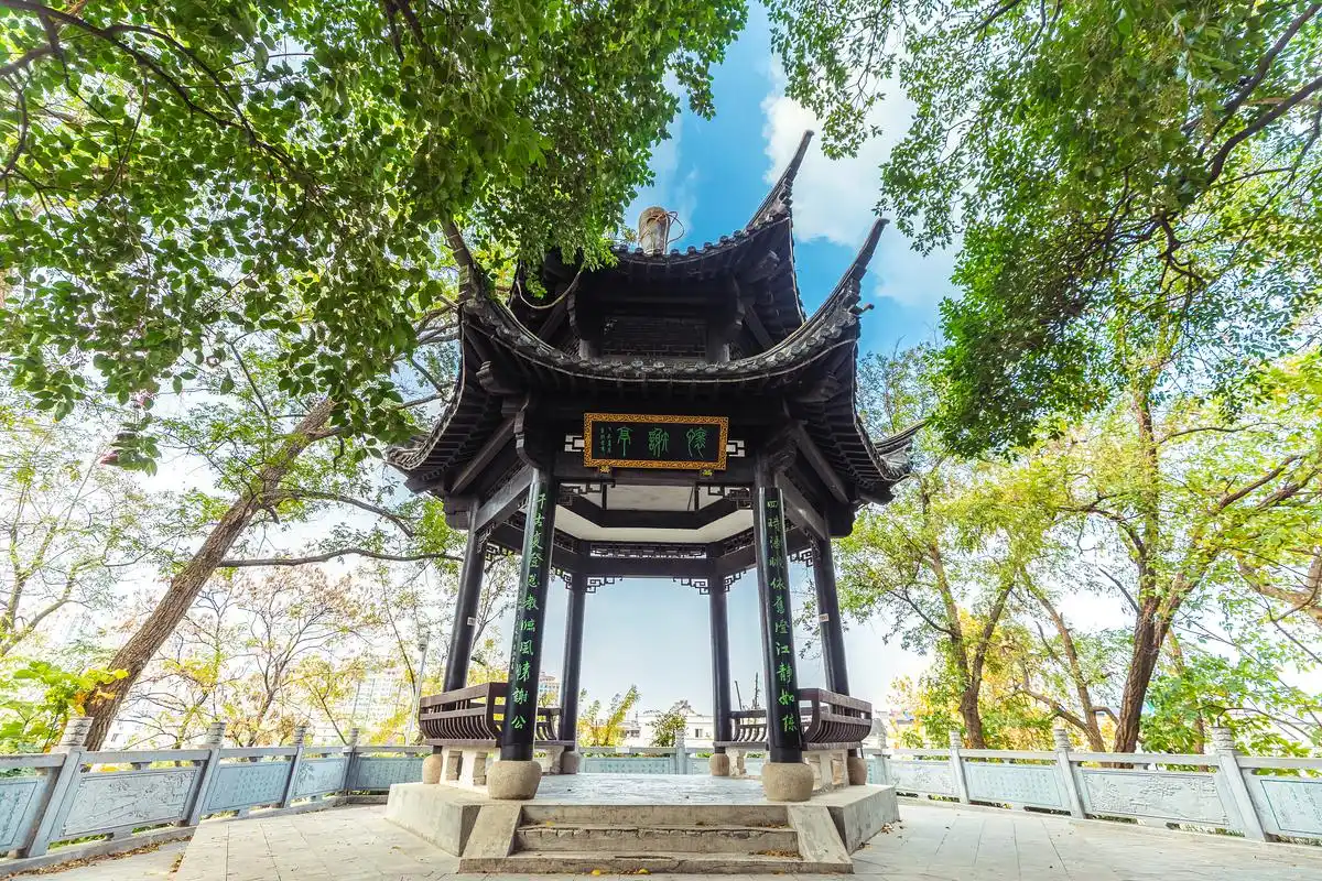 醉翁亭,这个名字或许对许多人来说并不陌生,它因宋代大文豪欧阳修的