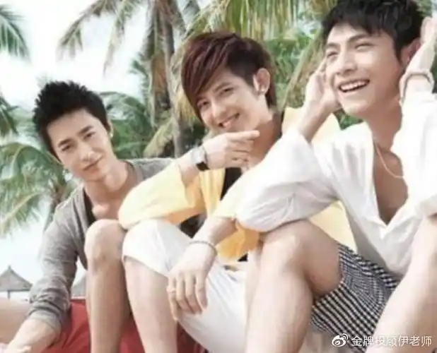 而在第二年的时候,他和别的男明星组成一个组合就是jboy3,而队友就是