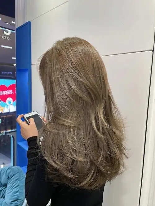 榛果米棕色,妥妥的显白发色|||这发色直接锁死了~可以染一辈子的颜色!