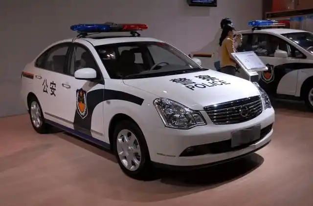 盗版警车亮相街头车身贴纸亮了交警免费请客喝茶