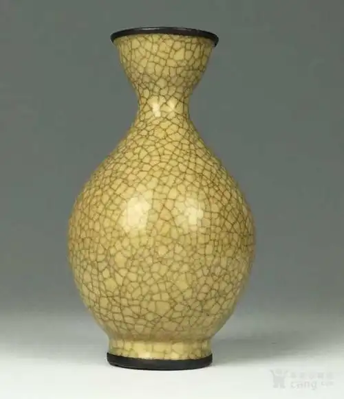 瓷器 明清 > 明代 哥窑包银边开片瓶 年代:明晚期 艺术类别:单色釉