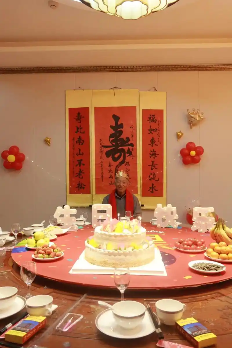 敬爱的父亲大人, 今天是您八十寿诞,看着和蔼可亲,满头银发的 - 抖音