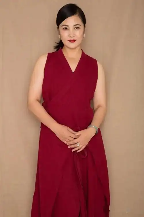 王菁华无视美颜的存在?脸上斑点清晰可见手臂粗厚,中年气息很足