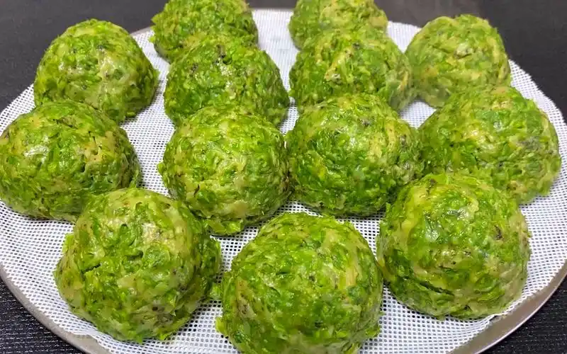 榆钱窝窝就要这样做,翠绿不变色,清香软糯又好吃,满满的回忆