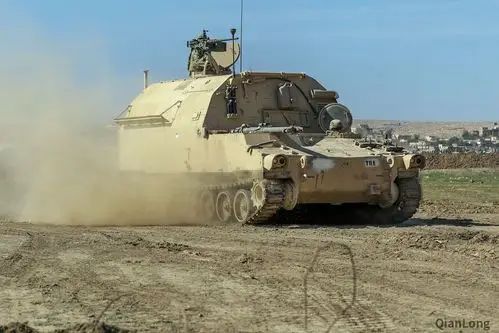 伊拉克前线的m109a6自行榴弹炮持续作战背后就需要m992弹药补给车