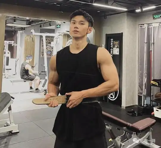 185cm山东男教练私照疯传肌肉身材太撩了