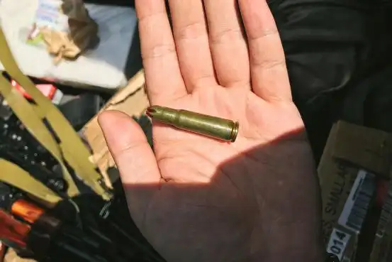 为了安全考虑,此次射击体验使用的是空包弹