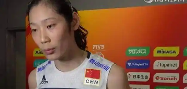 中国女排战胜美国队后,全体队员瘫坐在场地上,网友纷纷表示:女神们太