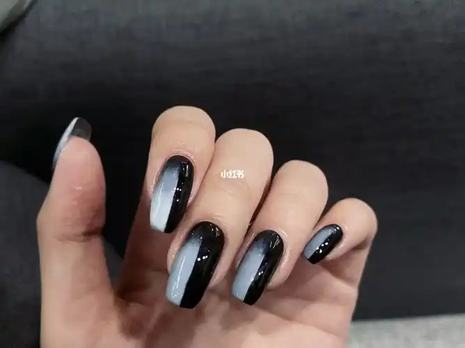 黑色打底,点缀白色渐变太好看咯高级感满满酷妹妹必冲款式#嘉祥美甲