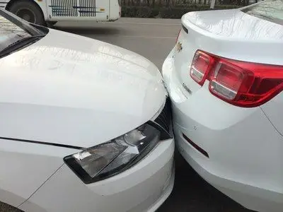 昨天追尾了.大神们看看需要换吗?