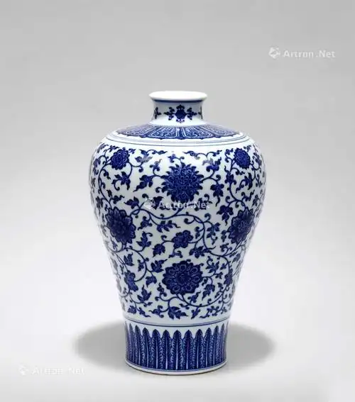 0157 清乾隆 青花缠枝莲纹梅瓶