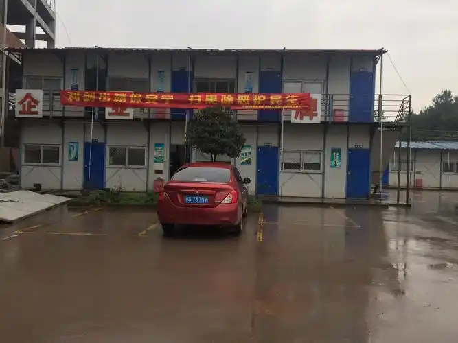 工地上设置有关宣传扫黑除恶为主题的宣传横幅