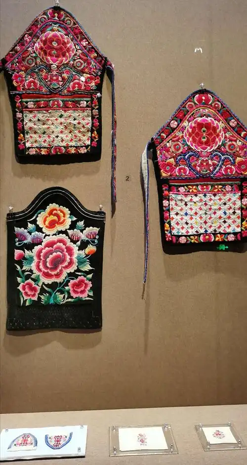 白族服饰手绣精品